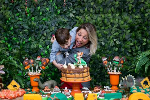 festa infantil, rio de janeiro, festa de menino, dinossauros, decoração, família, bolo, parabéns, fotografia de família'