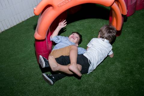 festa infantil, rio de janeiro, festa de menino, dinossauros, decoração, família, bolo, parabéns, fotografia de família'