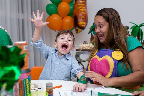 festa infantil, rio de janeiro, festa de menino, dinossauros, decoração, família, bolo, parabéns, fotografia de família'