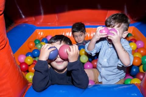 festa infantil, rio de janeiro, festa de menino, dinossauros, decoração, família, bolo, parabéns, fotografia de família'