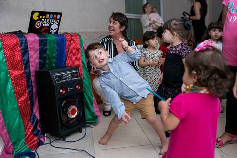 festa infantil, rio de janeiro, festa de menino, dinossauros, decoração, família, bolo, parabéns, fotografia de família'