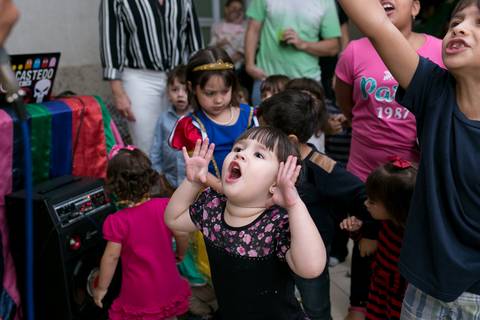festa infantil, rio de janeiro, festa de menino, dinossauros, decoração, família, bolo, parabéns, fotografia de família'