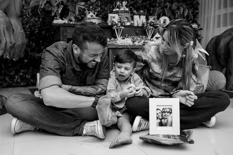 festa infantil, rio de janeiro, festa de menino, dinossauros, decoração, família, bolo, parabéns, fotografia de família'
