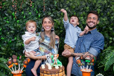 festa infantil, rio de janeiro, festa de menino, dinossauros, decoração, família, bolo, parabéns, fotografia de família'