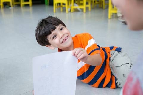 felipe mostrando seu desenho'