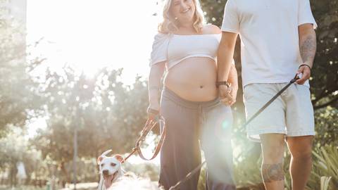 close na barriga durante o ensaio gestante'