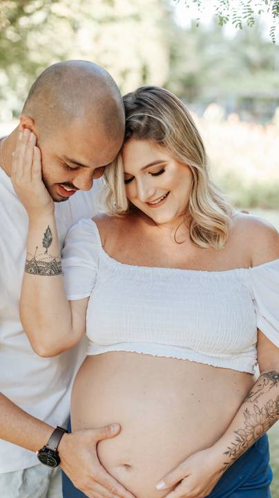 carinho registrado no ensaio gestante'