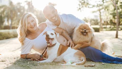 ensaio gestante com foto para o porta retrato'