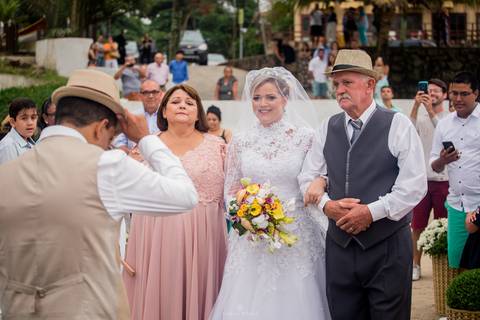 os Pais e o noivo indo ao encontro da sua amada'