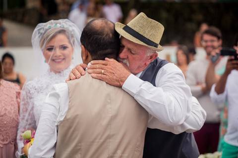 O carinho do pai da noiva.'