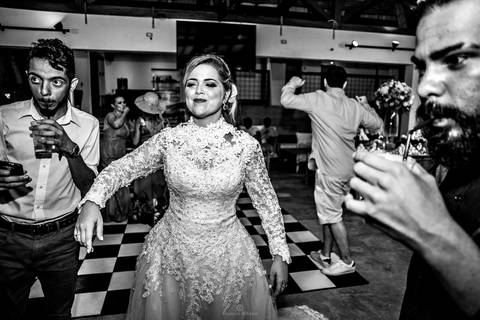 Eles bebem e ela dança'