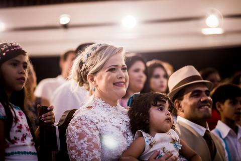 Emoção ao ver o depoimento de seus familiares em vídeo.'