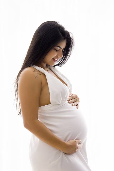 Ensaio gestante em estúdio, fundo branco, delicadeza, beleza'
