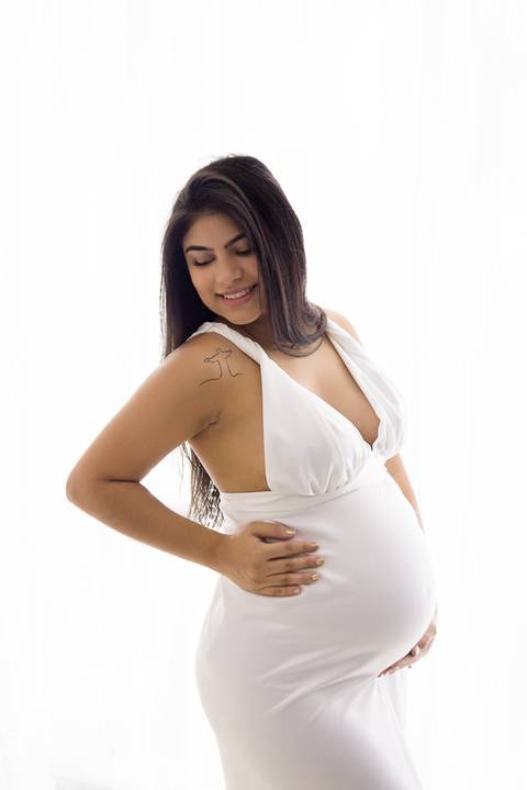 Ensaio gestante em estúdio, fundo branco, delicadeza, beleza'