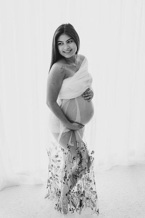 Ensaio gestante em estúdio, fundo branco, delicadeza, beleza, foto preto e branco'