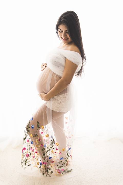 Ensaio gestante em estúdio, fundo branco, delicadeza, beleza'