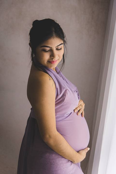 Ensaio gestante em estúdio, fundo branco, delicadeza, beleza'