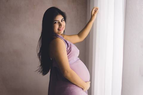 Ensaio gestante em estúdio, fundo branco, delicadeza, beleza'