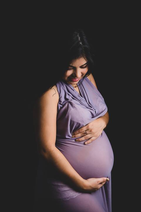 Ensaio gestante em estúdio, fundo branco, delicadeza, beleza'