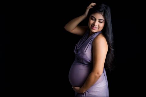 Ensaio gestante em estúdio, fundo branco, delicadeza, beleza'