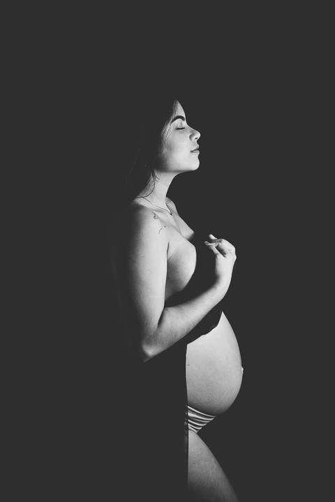 Ensaio gestante em estúdio, fundo branco, delicadeza, beleza'