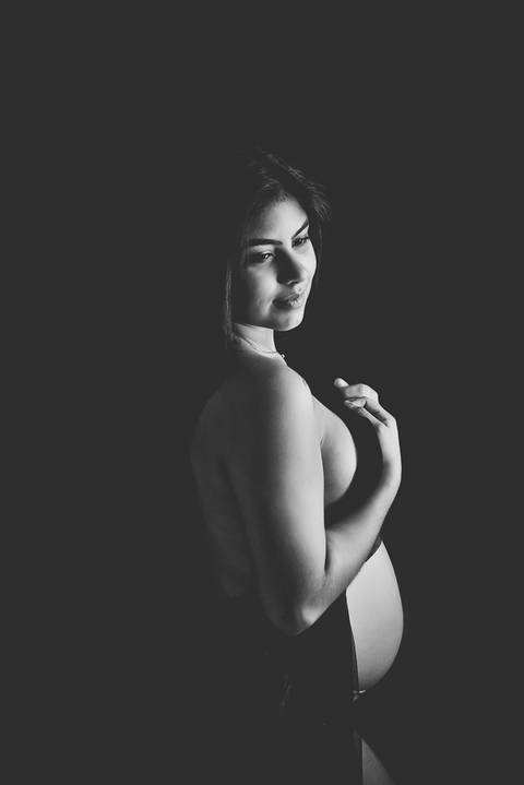 Ensaio gestante em estúdio, fundo branco, delicadeza, beleza'