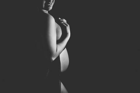 Ensaio gestante em estúdio, fundo branco, delicadeza, beleza'