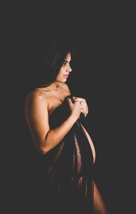 Ensaio gestante em estúdio, fundo branco, delicadeza, beleza'