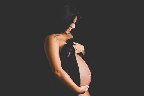 Ensaio gestante em estúdio, fundo branco, delicadeza, beleza'