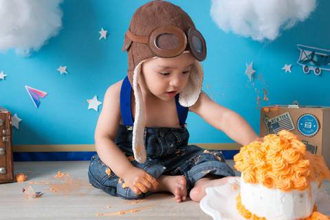 smash the cake, ensaio infantil, fotografia de criança, bebê, nenê, comemorando 1 ano, criança de 1 ano, kids, estúdio fotográfico na mooca, fotos de família, formas de comemorar o primeiro aniversário, leão studio, flávio leão , aviador'