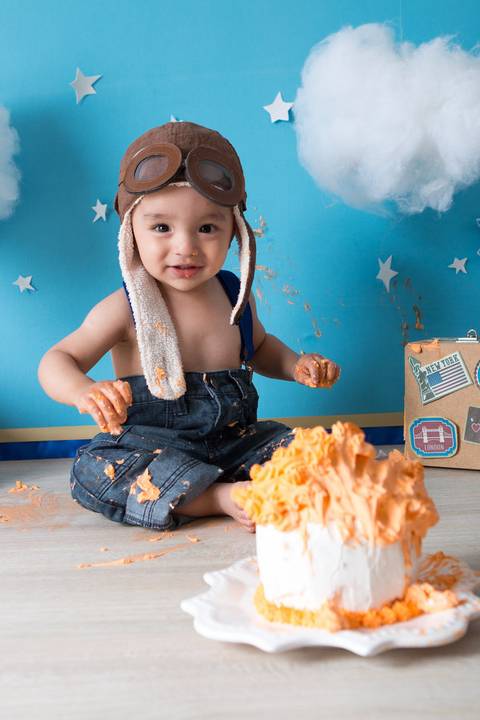 smash the cake, ensaio infantil, fotografia de criança, bebê, nenê, comemorando 1 ano, criança de 1 ano, kids, estúdio fotográfico na mooca, fotos de família, formas de comemorar o primeiro aniversário, leão studio, flávio leão , aviador'