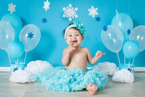 ensaio fotografia smash the cake para menina com tema Frozen dos desenhos Disney, fotografia de criança, foto de bebê, foto de menina'