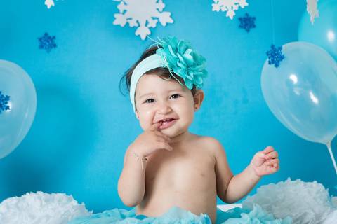 ensaio fotografia smash the cake para menina com tema Frozen dos desenhos Disney, fotografia de criança, foto de bebê, foto de menina'