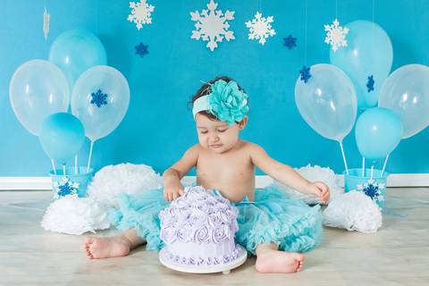 ensaio fotografia smash the cake para menina com tema Frozen dos desenhos Disney, fotografia de criança, foto de bebê, foto de menina'