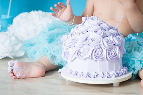 ensaio fotografia smash the cake para menina com tema Frozen dos desenhos Disney, fotografia de criança, foto de bebê, foto de menina'