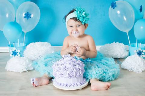 ensaio fotografia smash the cake para menina com tema Frozen dos desenhos Disney, fotografia de criança, foto de bebê, foto de menina'