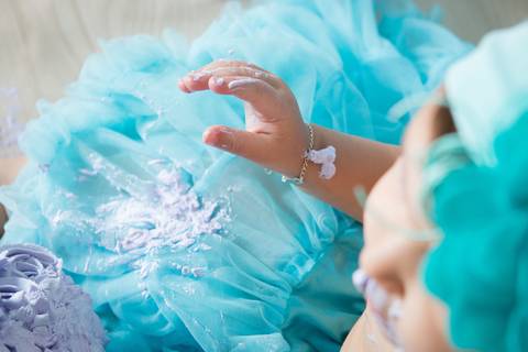 ensaio fotografia smash the cake para menina com tema Frozen dos desenhos Disney, fotografia de criança, foto de bebê, foto de menina'