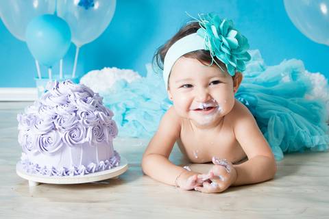 ensaio fotografia smash the cake para menina com tema Frozen dos desenhos Disney, fotografia de criança, foto de bebê, foto de menina'