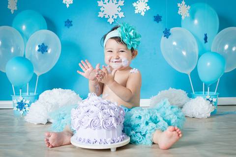 ensaio fotografia smash the cake para menina com tema Frozen dos desenhos Disney, fotografia de criança, foto de bebê, foto de menina'