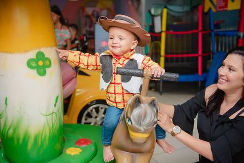 Smash the cake volta redonda barra mansa Fotografia Fotografo Festa Infantil 1 ano 1 aninho mamae papai ensaio aniversario  tictac festa salao, cavalo, toy story, filme, roca, '