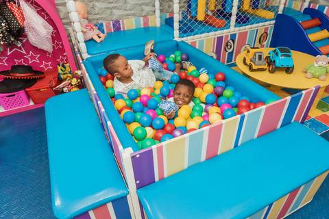 Aniversario infantil Arthur 1 ano Caramelada Festas Barra Mansa - RJ'