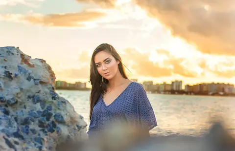 Foto com a modelo e paisagem sem palavras'