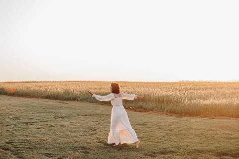 Inspiração de foto dançando no campo'