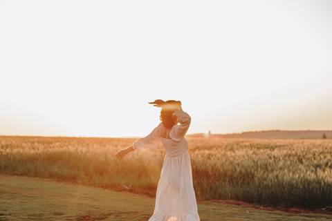 Inspiração de foto dançando no campo'