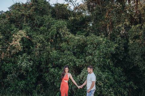 Casal caminhando na floresta'