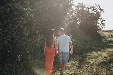 Casal caminhando no campo'