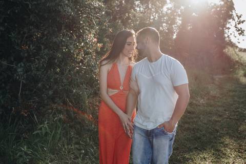 Casal caminhando no campo'