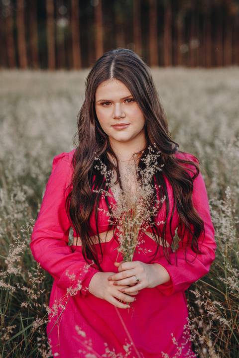 Inspiração de retrato feminino no campo '