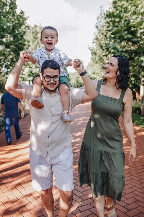 Família caminhando no parque'