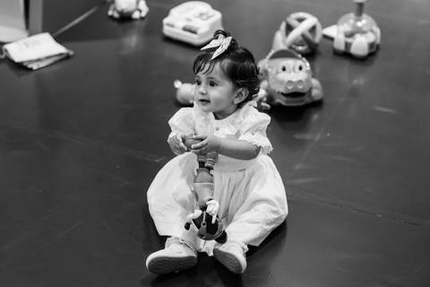 Criança brincando em seu aniversario '